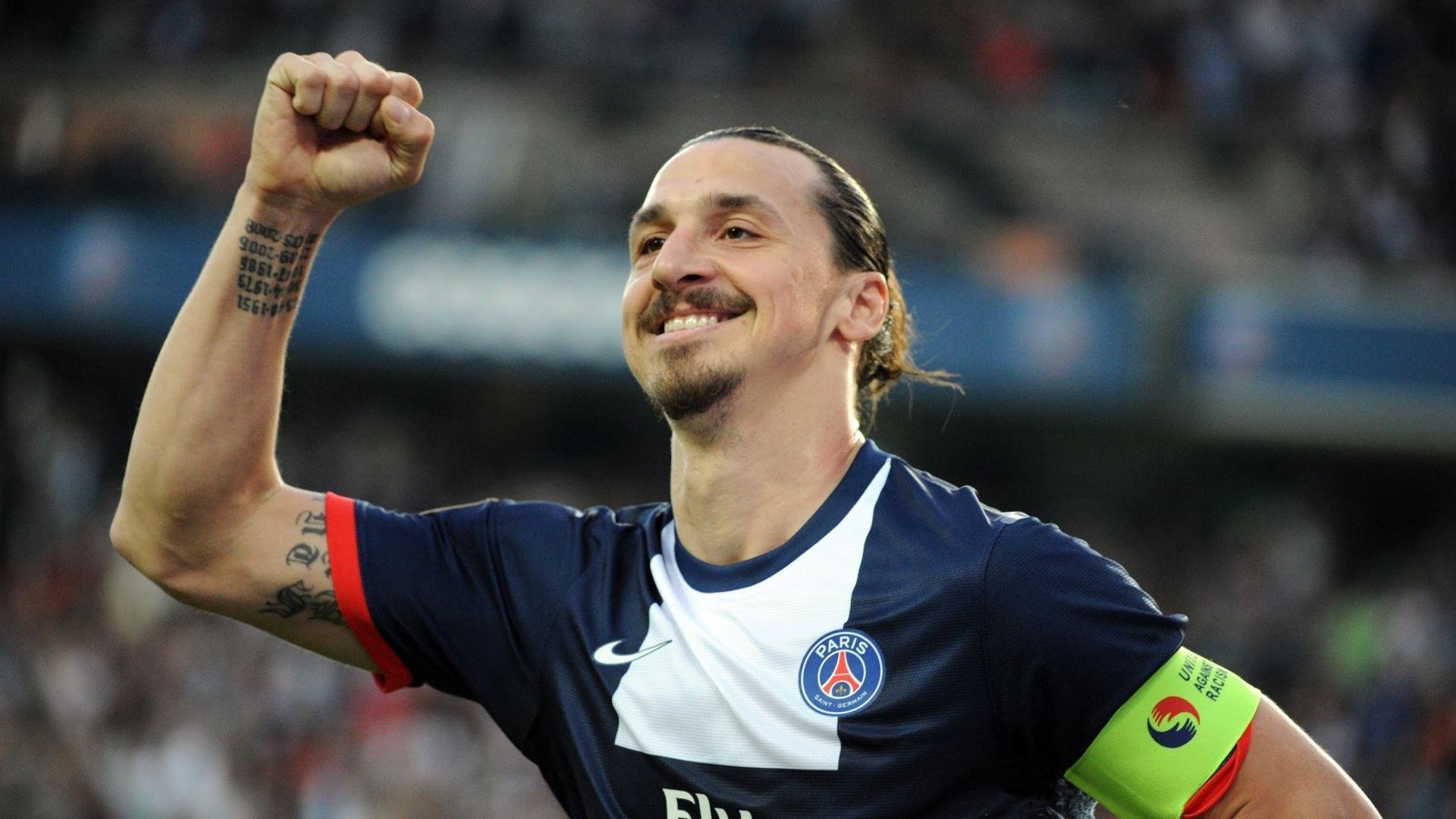 体育场上格局激烈，双方势均力敌拼尽全力，体育场场景